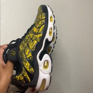Nike air max! Black and yellow!